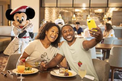 Guest selfies, Breakfast à la Art with Mickey & Friends