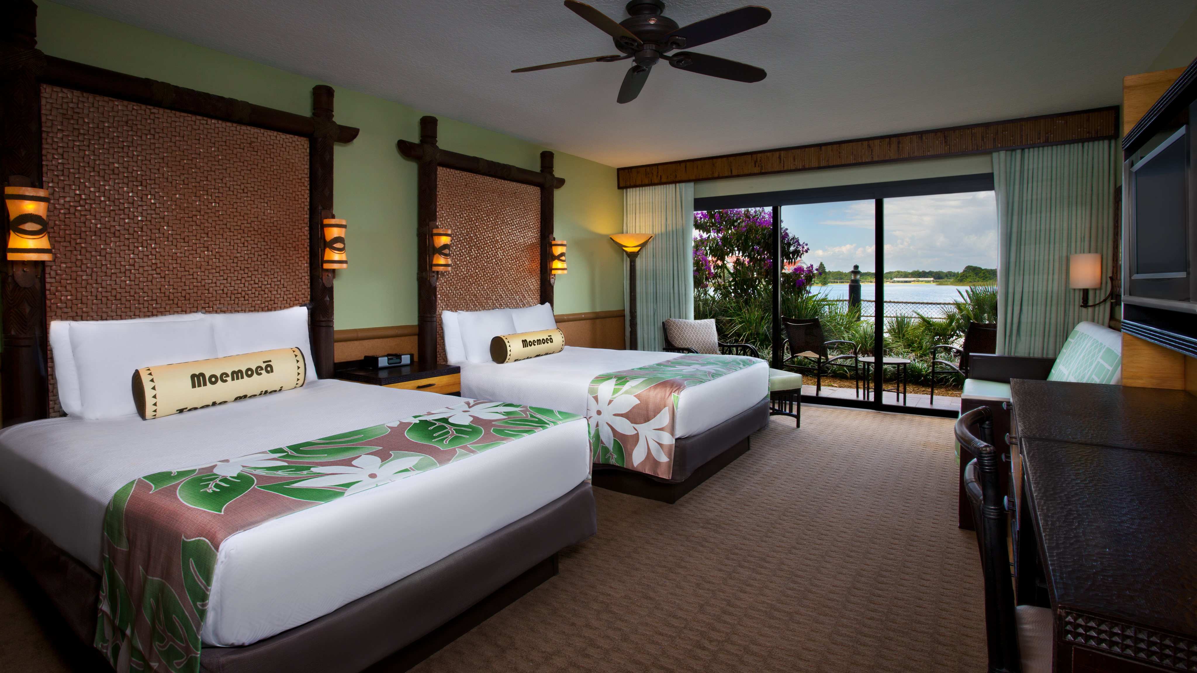 two queens and a daybed with lagoon view at the Polynesian village resort